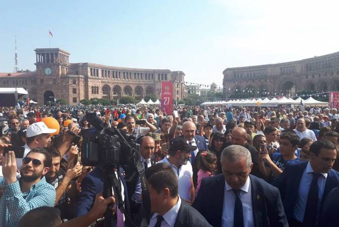 رئيس الوزراء نيكول باشينيان يزور ساحة الجمهورية بيريفان للاحتفال بيوم عيد استقلال أرمينيا مع الشعب