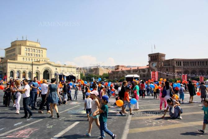 Երևանցի 2 հազար աշակերտներ Հանրապետության հրապարակում կավճանկարով խորհրդանշեցին ՀՀ Անկախության տոնը