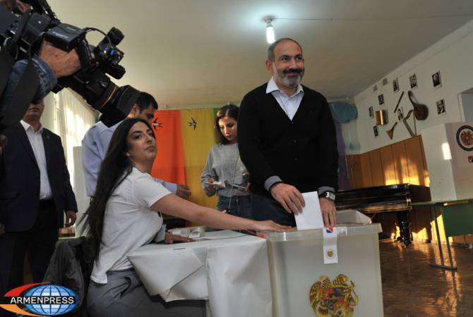 رئيس الوزراء نيكول باشينيان يدلي بصوته في الانتخابات البلدية للعاصمة يريفان- فيديو- 
