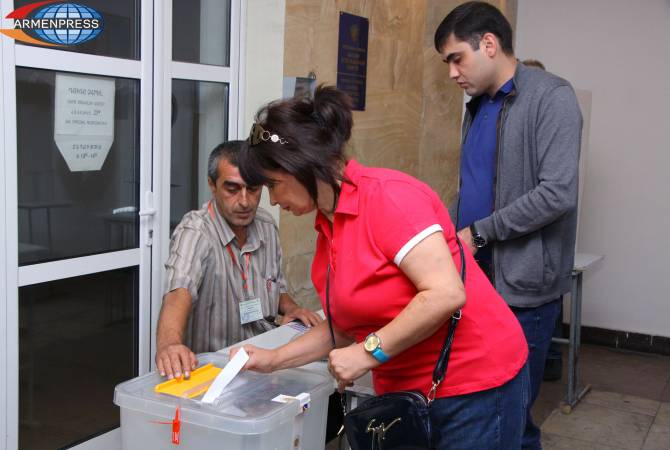 По данным на 11:00 часов, на внеочередных выборах Совета старейшин Еревана 
проголосовали 79.686 человек