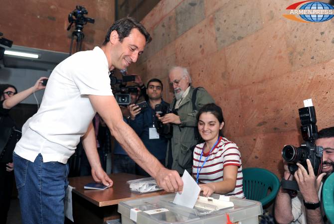 Mayoral hopeful Hayk Marutyan casts ballot for ‘making Yerevan the city of our dreams’ 
