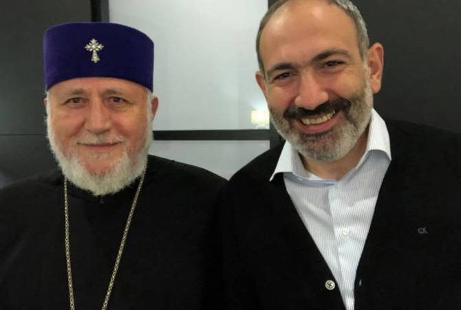 رئيس الوزراء نيكول باشينيان ينشر صورة «تاريخية»مع قداسة كاثوليكوس عموم الأرمن كاريكين الثاني قبل 
مغادرته إلى نيويورك