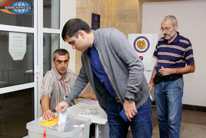 По данным на 17:00 часов на внеочередных выборах Совета старейшин Еревана 
проголосовали 294 тыс 534 человекa

