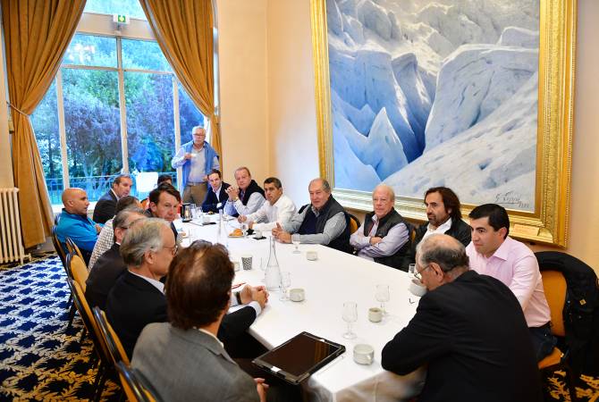 Armenian president has luncheon with major business executives in France 