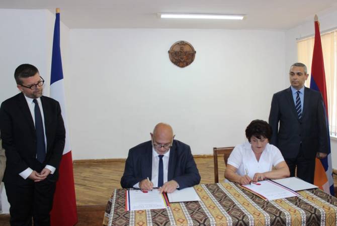 التوقيع على إعلان الصداقة بين بيردزور، آرتساخ وألفورتفيل، فرنسا كمدنتين توأمتين 