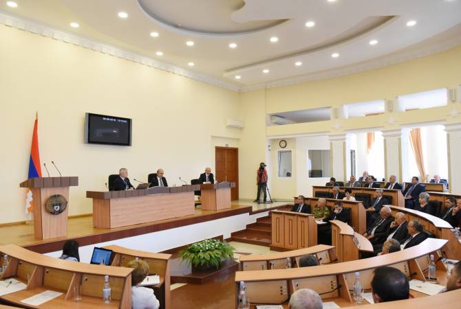 Бако Саакян принял участие в процедуре вопросов и ответов между законодательной и исполнительной властью