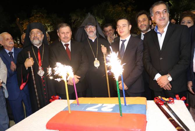حفل استقبال رسمي بالقنصلية الأرمينية بحلب مخصص للذكرى ال27 لاستقلال أرمينيا- بحضور ممثلي 
المجتمع الأرمني بسوريا ووزير الشتات الأرميني مخيتار هايرابيتيان ومسؤولين آخرين-