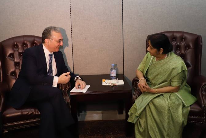 وزير خارجية أرمينيا زوهراب مناتساكانيان يعقد اجتماعاً مع وزيرة الخارجية الهندية سوشما سواراج بإطار 
جلسة الجمعية العامة للأمم المتحدة بنيويورك