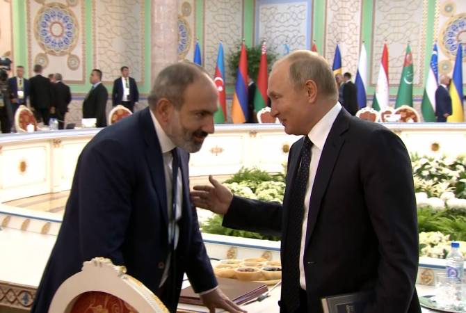 رئيس الوزراء الأرمني نيكول باشيانيان يجري محادثة قصيرة مع الرئيس الروسي فلاديمير بوتين بإطار قمة 
رابطة الدول المستقلة في دوشانبي- فيديو-