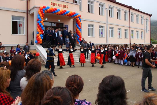 Бако Саакян принял участие в церемонии открытия нового здания школы в селе Азох