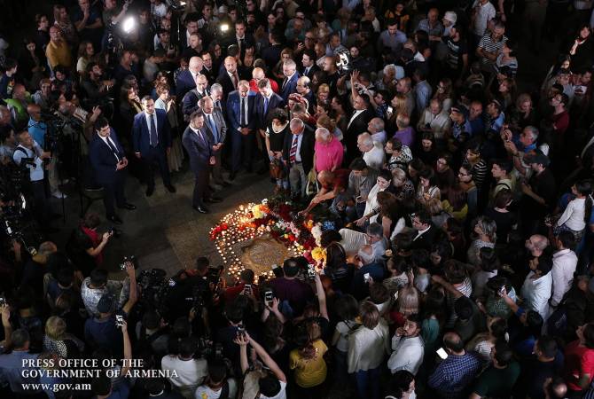 Le Premier ministre de la République d'Arménie a participé à l'allumage de bougies dédié au 
grand chansonnier

