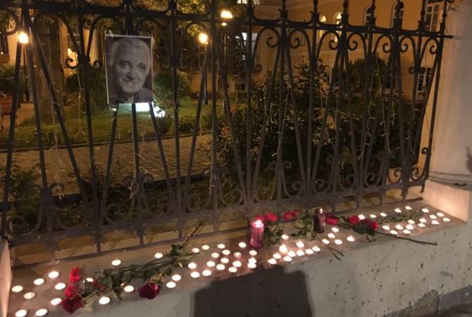  У посольства Армении в Москве зажгли свечи в память о Шарле Азнавуре  