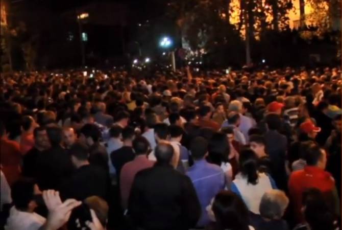 رئيس شرطة أرمينيا فاليري أوسيبان يقيّم الوضع بأنه طبيعي ويقول بأن المواطنين المجتمعون في شارع 
البرلمان يعبرون عن إرادتهم