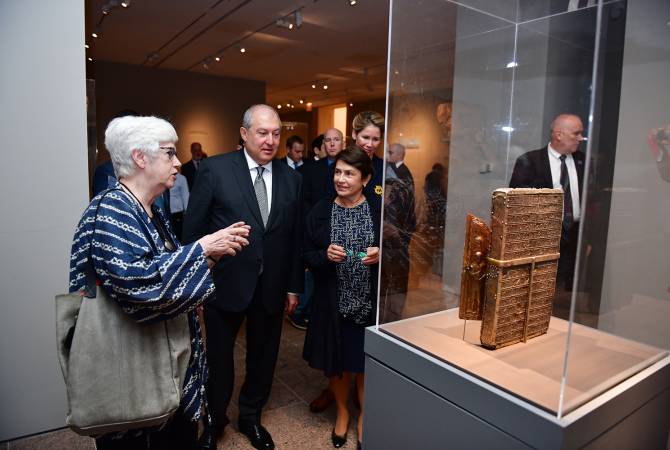 رئيس الجمهورية أرمين سركيسيان بصحبة زوجته السيدة نونه سركيسيان يزور معرض «أرمينيا» الجاري 
حالياً بمتحف متروبوليتان في نيويورك 