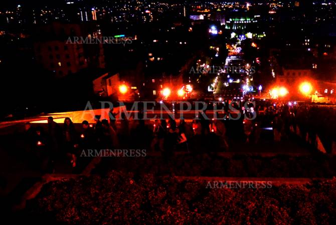 المئات من الفنانين الأرمن يقومون بمسيرة مع الشموع ابتداءً من ميدان شارل أزنافور إلى مركز-متحف 
أزنافور بيريفان -صور-