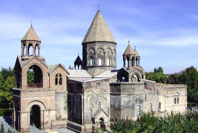 قدّاس بكاتدرائية الكرسي الأم-إتشميادزين المقدس وجميع الكنائس الأرمنية لروح الراحل الكبير شارل 
أزنافور بعد إعلان الحداد في أرمينيا بيوم جنازته- فيديو- 