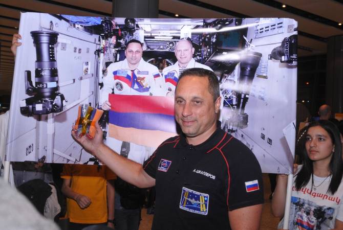 Տիեզերագնաց Անտոն Շկապլերովը Հայաստան բերեց տիեզերքում 197 օր անցկացրած 
ՀՀ պետական դրոշը