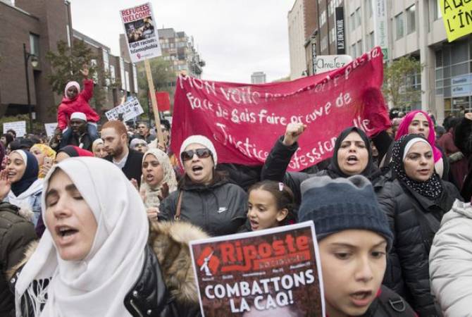  СМИ: тысячи человек в Монреале вышли на акцию протеста против запрета религиозной 
одежды 