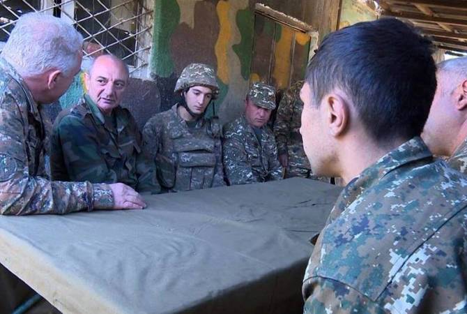 رئيس جمهورية آرتساخ باكو ساهاكيان يزور عدة مواقع عسكرية في الشريط الفاصل بين آرتساخ وأذربيجان