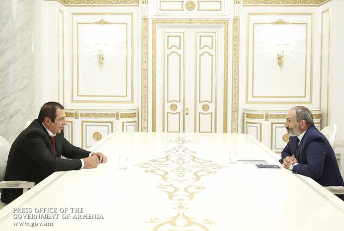 رئيس الوزراء نيكول باشينيان ورئيس حزب «أرمينيا المزدهرة» كاكيك تساروكيان يوقعان مذكرة لإجراء 
انتخابات برلمانية مبكرة في ديسمبر/كانون الأول