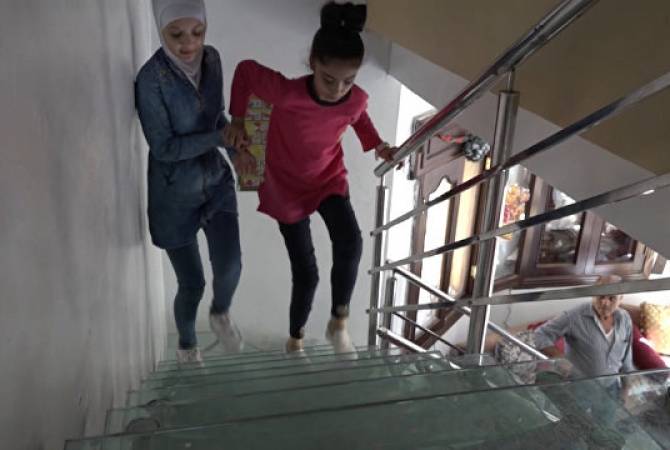 Девочка из Алеппо: потерявшая ноги школьница вернулась к занятиям