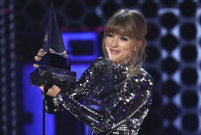 Тейлор Свифт завоевала премию American Music Awards в номинации "Артист года"