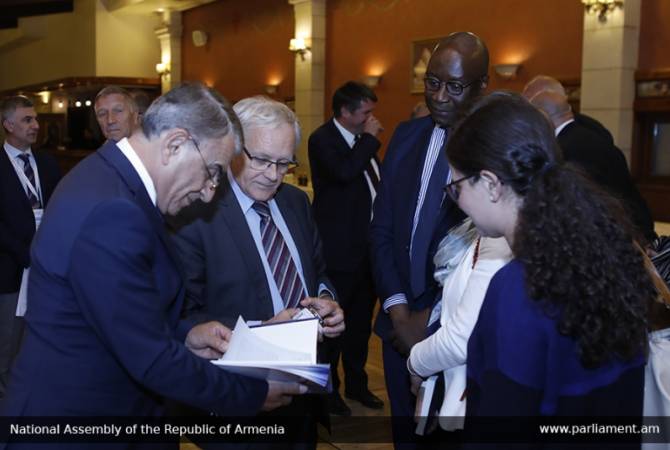 Արա Բաբլոյանը հանդիպել է Ֆրանկոֆոնիայի խորհրդարանական վեհաժողովի 
նախագահի գլխավորած պատվիրակության հետ

