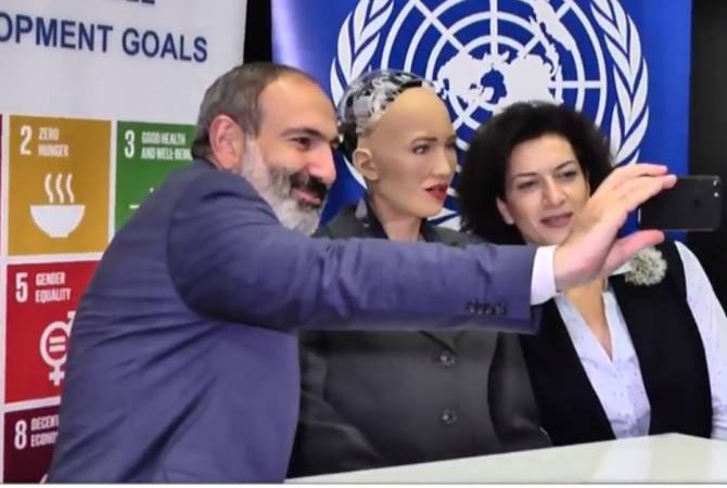 رئيس الوزراء نيكول باشينيان يتحدّث مع الروبوت صوفيا على هامش المنتدى الاقتصادي الفرانكوفوني 
بيريفان- «هل بإمكاننا التقاط صورة»، صوفيا «بالطبع»-