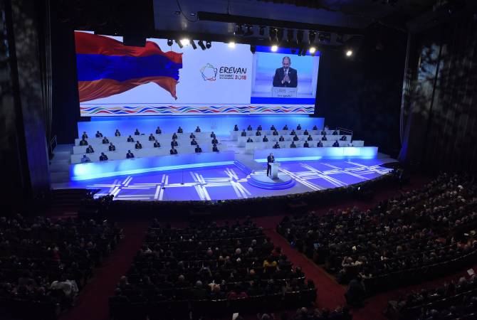 Участники XVII саммита МОФ аплодисментами приветствовали вечное присутствие  
Шарля Азнавура