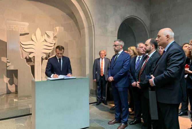 Emmanuel Macron a  écrit dans le livre d’or  d'invités d'honneur du Musée du Génocide 
arménien
