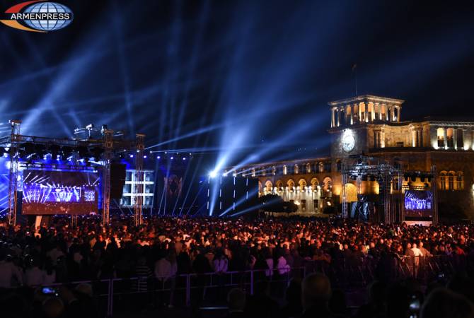 Le concert de gala sur la place de la République à Erevan