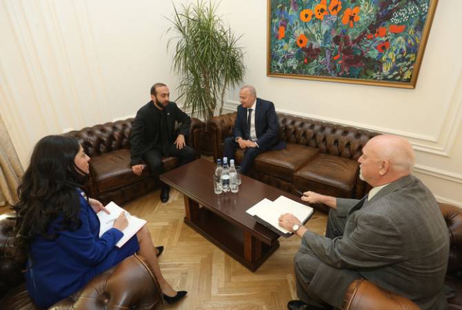 Le premier vice-Premier Ministre Ararat Mirzoyan a reçu l'ambassadeur extraordinaire et 
plénipotentiaire de Russie en Arménie Sergueï Kopirkin
