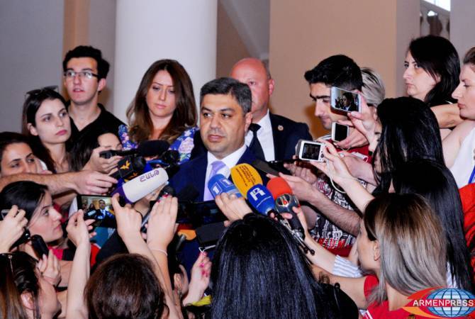 Артур Ванецян прокомментировал слухи о работе силовых структур в чрезвычайном 
режиме после отставки премьер-министра Армении