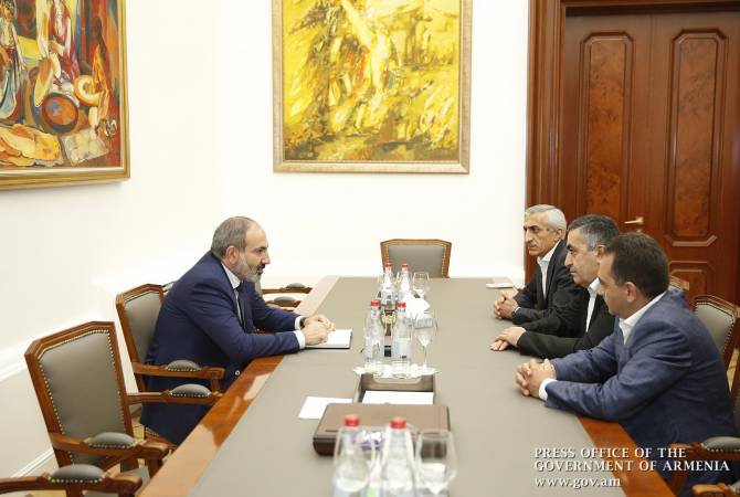 Le Premier ministre Pashinyan a discuté de questions liées à la situation politique dans le pays 
avec des représentants de la Fédération révolutionnaire arménienne
