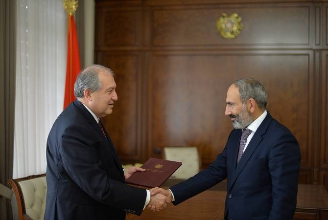 Rencontre entre Armen Sarkissian et Nikol Pachinian au siège du Président