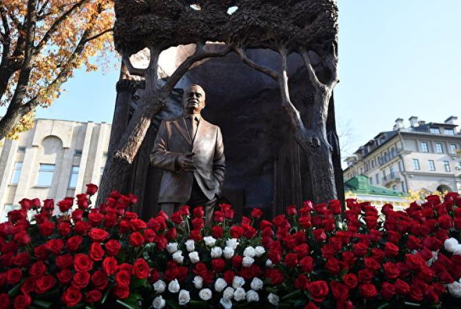 В центре Москвы открыли памятник первому президенту Узбекистана Исламу Каримову