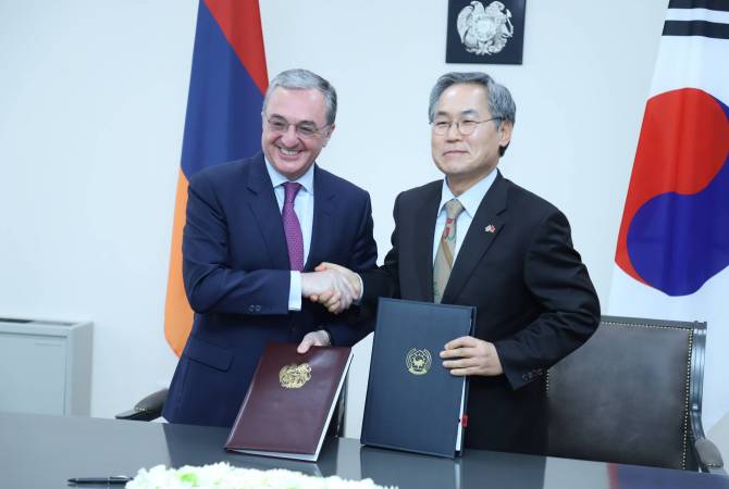 Զոհրաբ Մնացականյանը և ՀՀ-ում Կորեայի դեսպանը  ստորագրել են Հայաստանի և 
Կորեայի միջև ներդրումների խրախուսման մասին համաձայնագիրը 