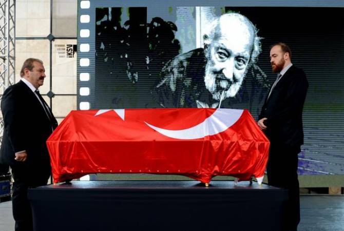 جنازة المصور الأرمني الشهير آرا غولير بإسطنبول تحت أنغام الدودوك الأرمني وألحان كوميتاس- صور، 
فيديو- 