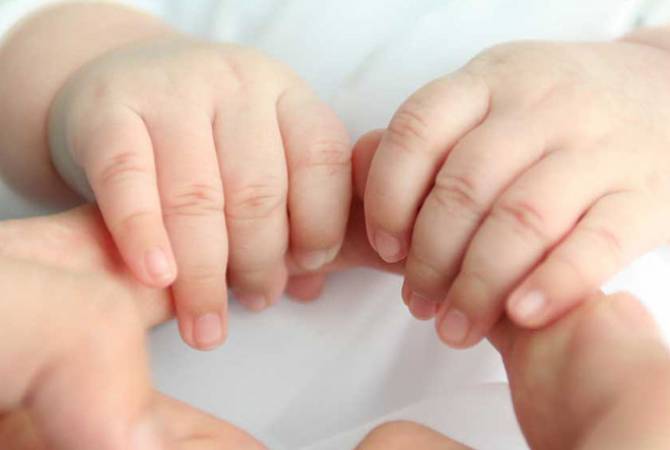 Գյումրիում հայտնաբերված նորածինների մայրը նոտարական վավերացմամբ 
հրաժարվել է փոքրիկների խնամքից
