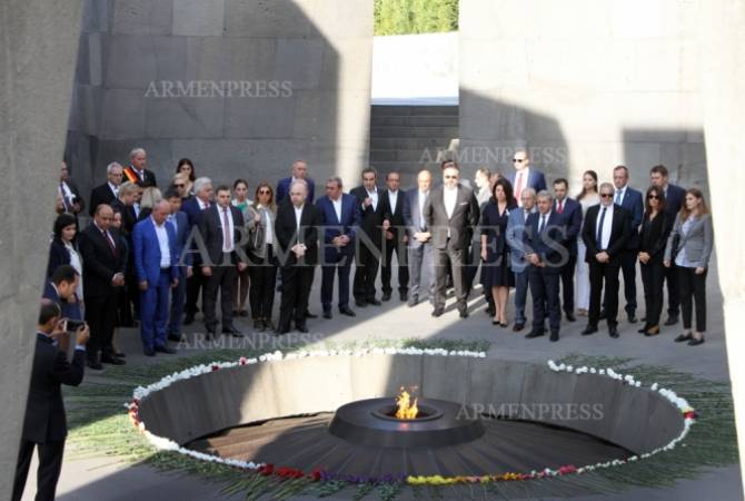 Представители иностранных делегаций-участниц праздника «Эребни-Ереван-2800» 
посетили Цицернакаберд