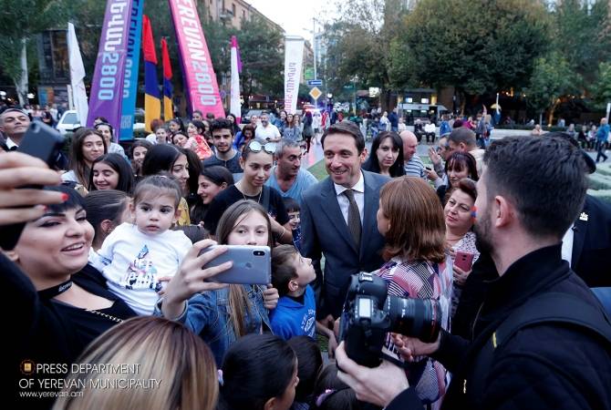 رئيس بلدية يريفان هايك ماروتيان يقوم بجولة في المدينة لمتابعة الأحتفالات التي نُظّمت بمناسة عيد 
ميلاد ال2800 للعاصمة الأرمنية