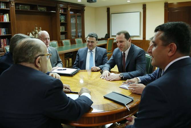 وزير الدفاع الأرميني بالنيابة دافيت تونويان يستقبل عمدة نيويورك السابق ومحامي الرئيس الأمركي دونالد 
ترامب الشخصي رودي جولياني