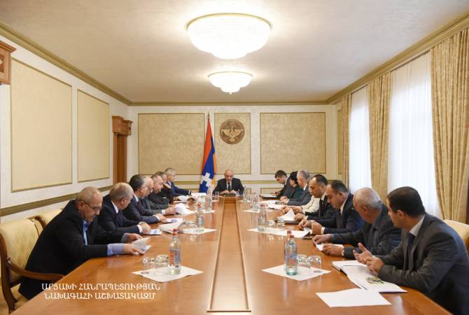 Президент Арцаха созвал рабочее совещание с участием председателей постоянных 
комиссий НС и руководителей фракций

