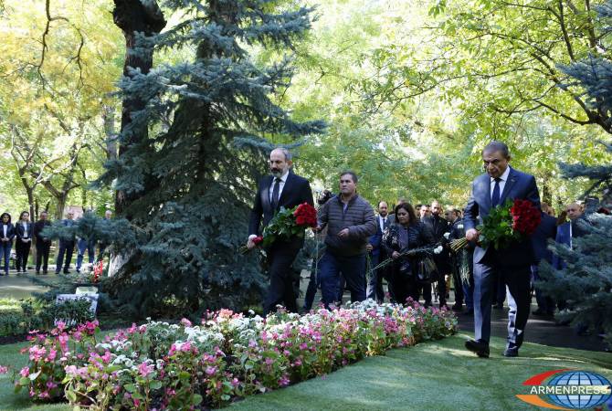 Le Premier ministre par intérim de l'Arménie et Président de l'Assemblée nationale a rendu 
hommage à la mémoire des victimes de la tragédie du 27 octobre.