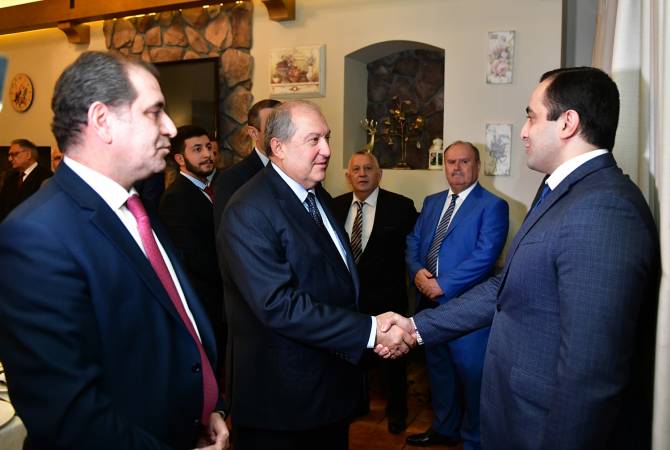 Rencontre entre Armen Sarkissian et les représentants de la communauté  arménienne en 
Biélorussie 