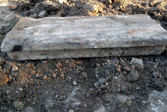 Во дворе новой церкви в Степанакерте обнаружили напольное покрытие военной части 
царских времен