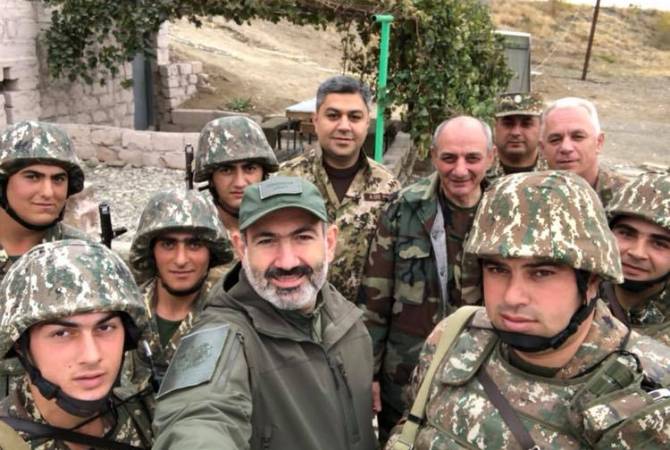 باشينيان ينشر صورة مع بعض الجنود ومدير جهاز الأمن القومي الأرميني ورئيس جمهورية آرتساخ ووزير 
دفاعه كاتباً-اسمنا الجيش الأرمني-