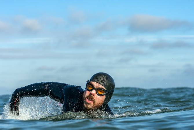 Ռոս Էջլին դարձել է առաջին մարդը, որը լողալով շրջանցել է Մեծ Բրիտանիան
