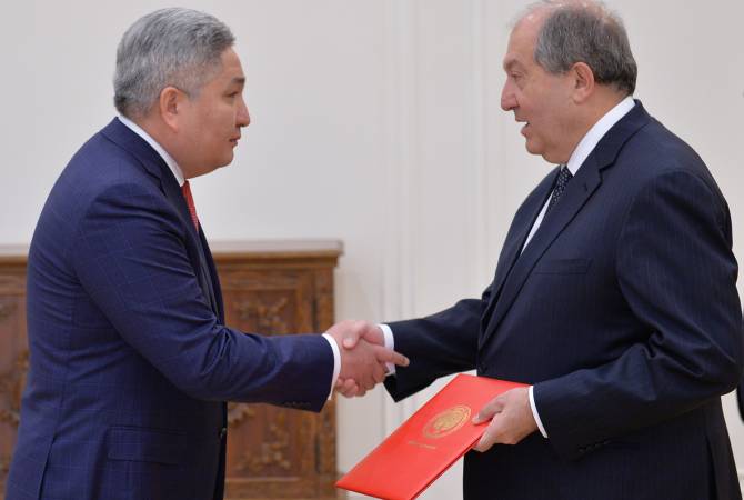 Новоназначенный посол Киргизии вручил верительные грамоты президенту Армении