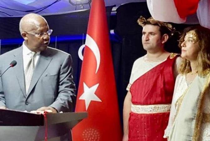 Թուրքիան Ուգանդայում իր դեսպանին հետ է կանչել հունական աստվածուհու զգեստ 
հագնելու պատճառով

